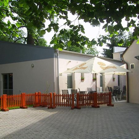 Penzion A Caferestaurant U Lavky Хрудім Екстер'єр фото