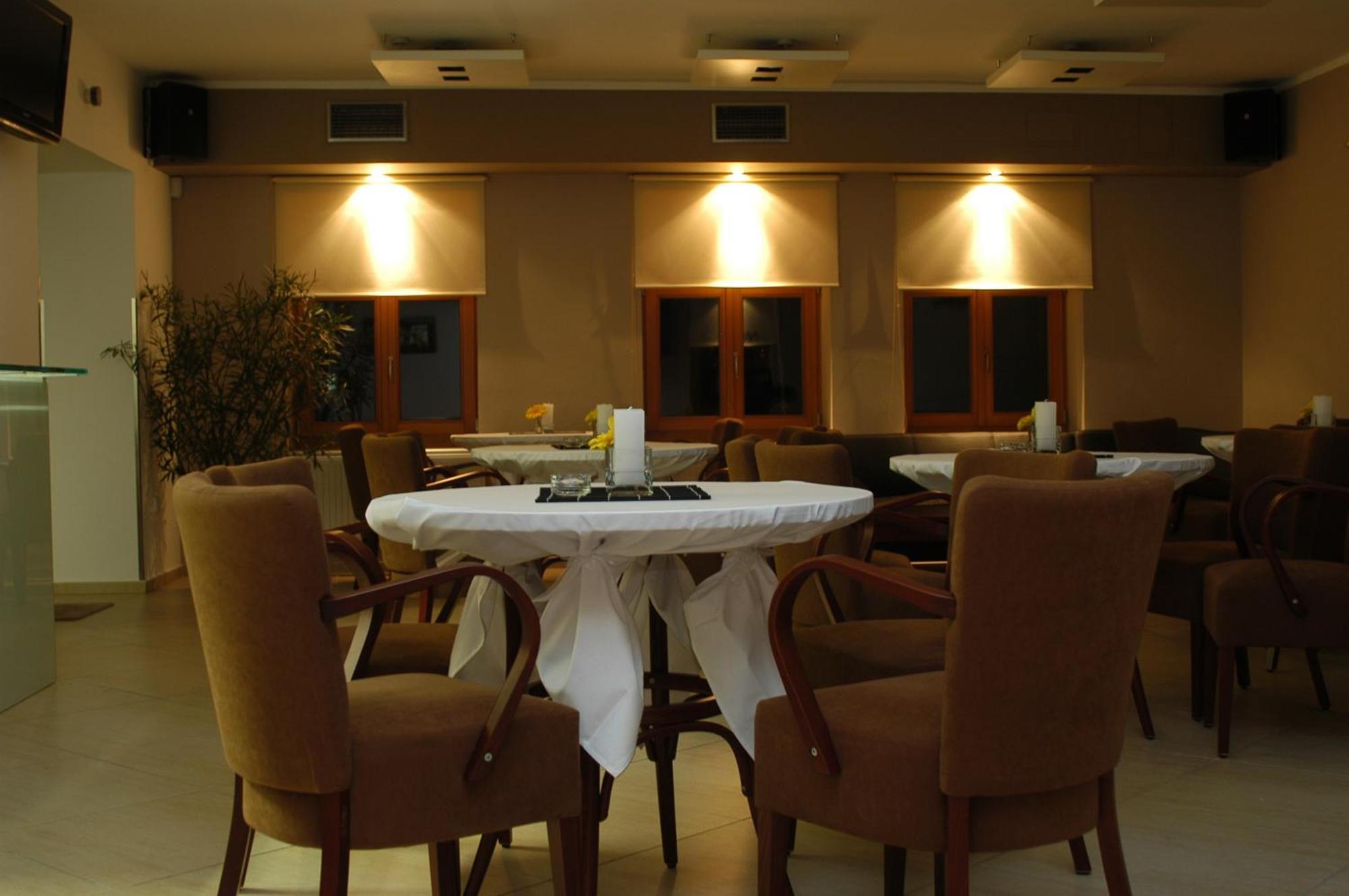 Penzion A Caferestaurant U Lavky Хрудім Екстер'єр фото