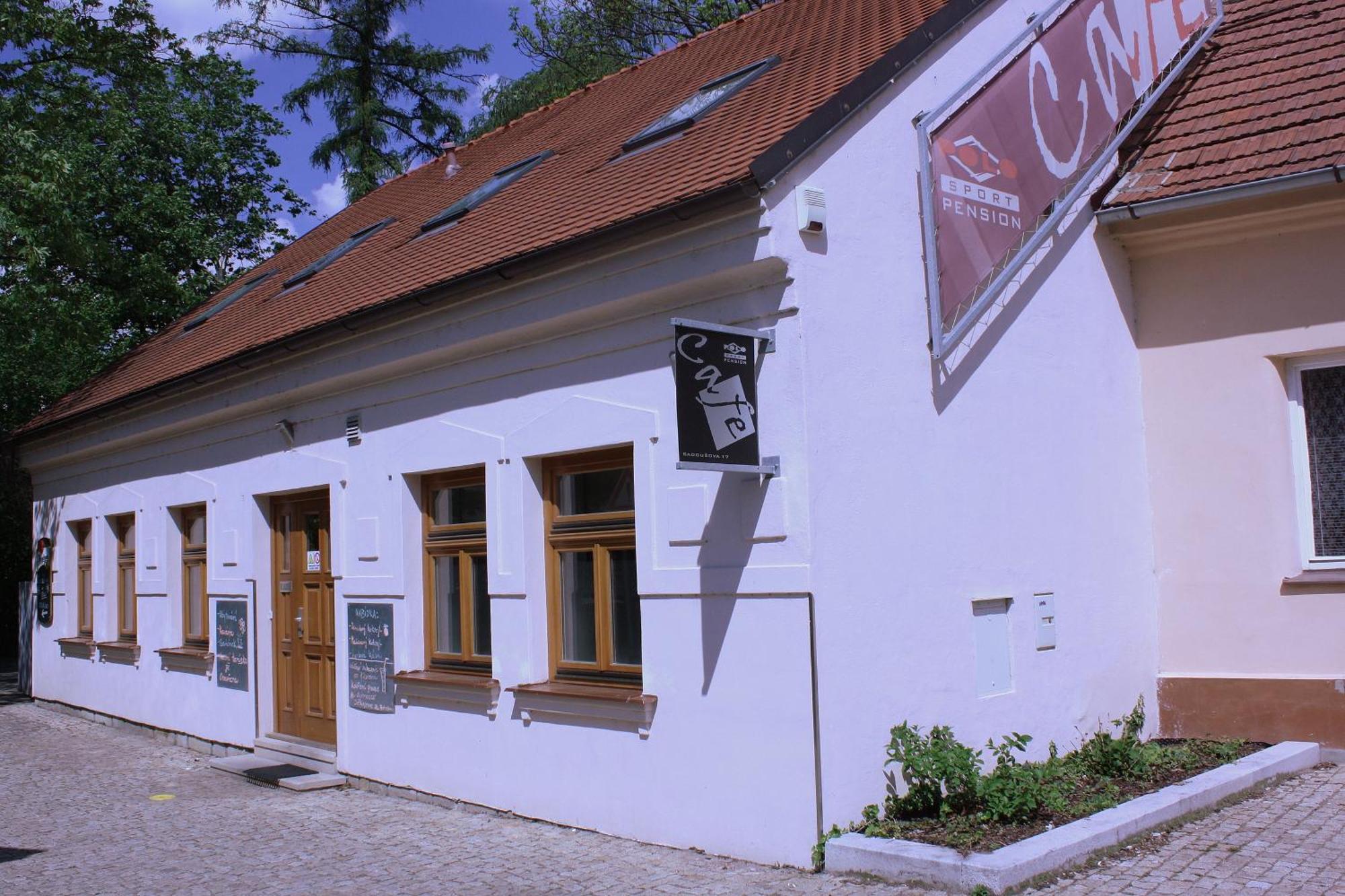 Penzion A Caferestaurant U Lavky Хрудім Екстер'єр фото
