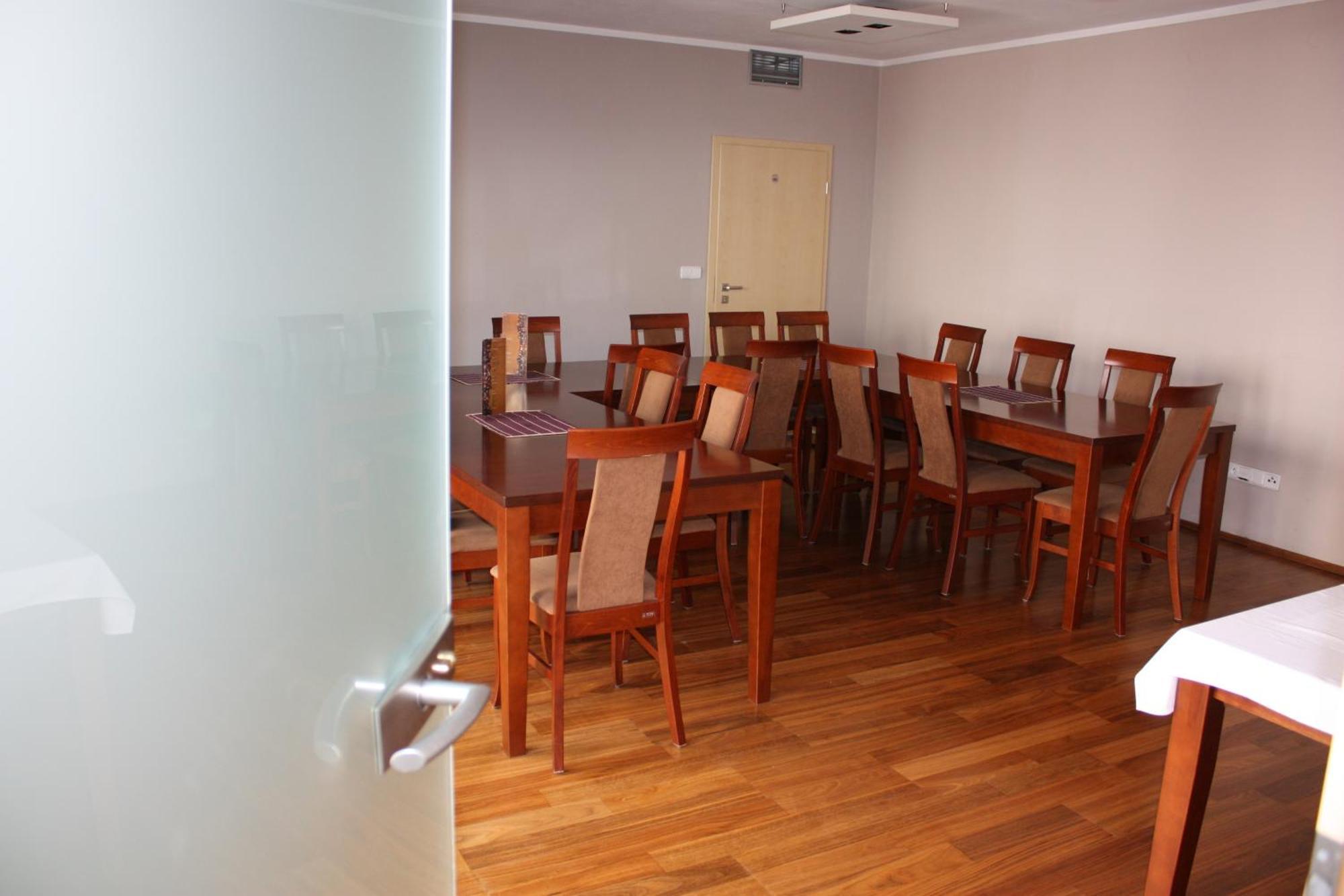 Penzion A Caferestaurant U Lavky Хрудім Екстер'єр фото