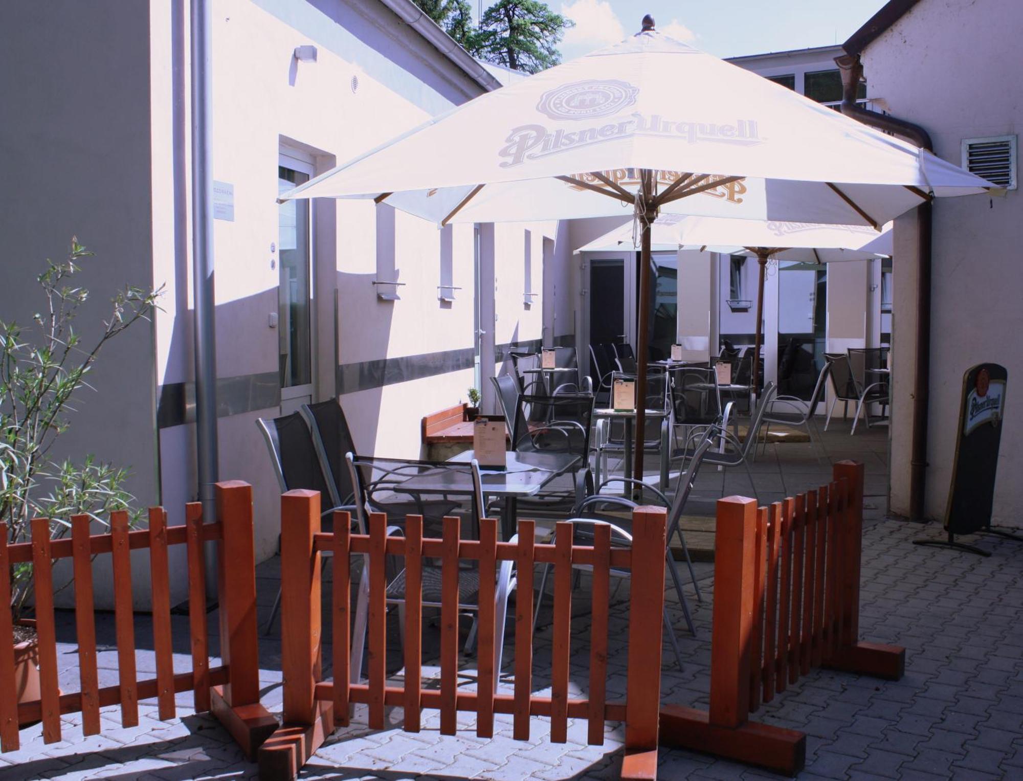 Penzion A Caferestaurant U Lavky Хрудім Екстер'єр фото